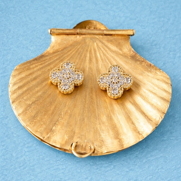 Jewelry - 🆕Clover leaf Crystal studs